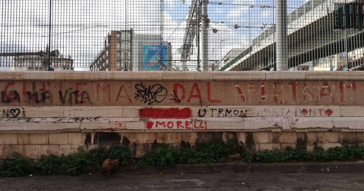 Bari, "Gi� le mani dal Vietnam": una scritta sul muro ricorda la contestazione giovanile